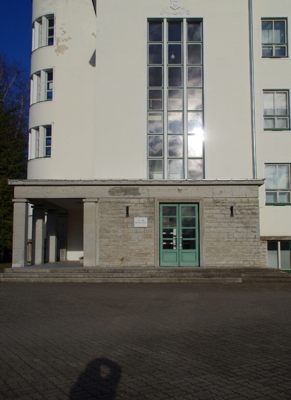 Rakvere Gümnaasium. Lähivaade peasissepääsule. Arhitekt Alar Kotli rephoto