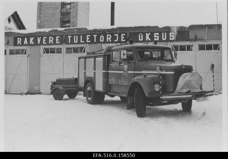 Rakvere's friendship town Sigtuna (Sweden) is a gifted firefighting car in front of Rakvere Firefighting Unit.