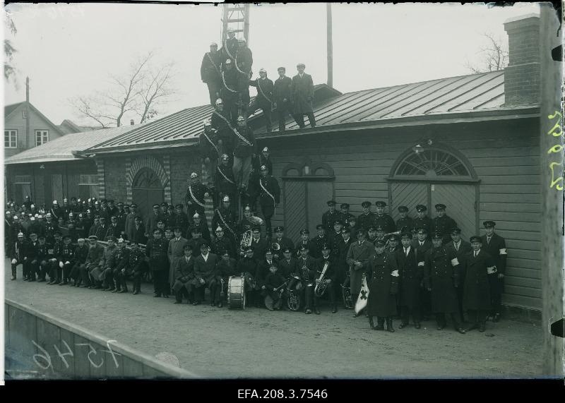 Paide Voluntary Firefire Association firefighters in front of the store.