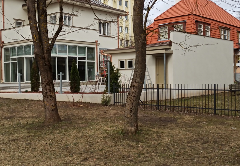 Benita Lab Theatre "Vanemuise" in the park next to a small house rephoto