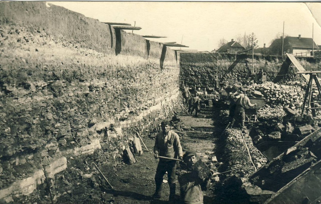 Kohtla-järve kneestone mine. Career