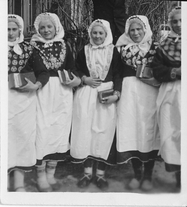 Õpetaja John Lindström Ruhnu leerilastega