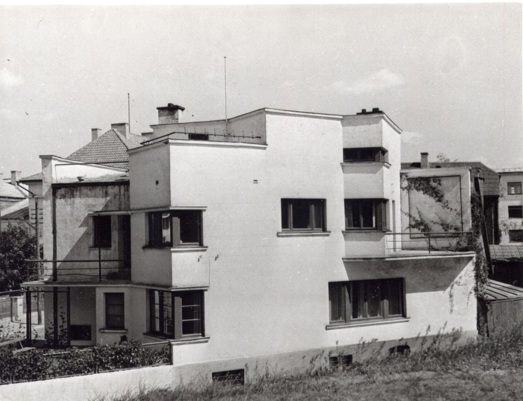 Architect Olev Siinmaa residential building in Pärnu Rüütli 1a (1932-33), o. Siinmaa designed furniture. Reprod Leo Gens quantity