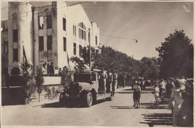 Defilee fire cars on the Pärnu Fire Defense Battery in 1948.