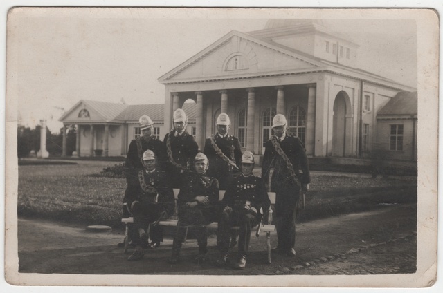 Pärnu VTÜ trainers in front of Mudaravila.
