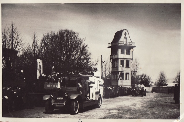 Fire cars with teams passed from the tribute during the Pärnu Fire Defense Paradise in 1949.