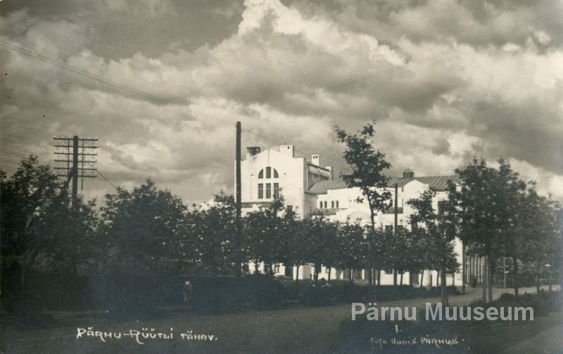 Photo postcard, View Pärnu Rüütli tn. On the morning end.