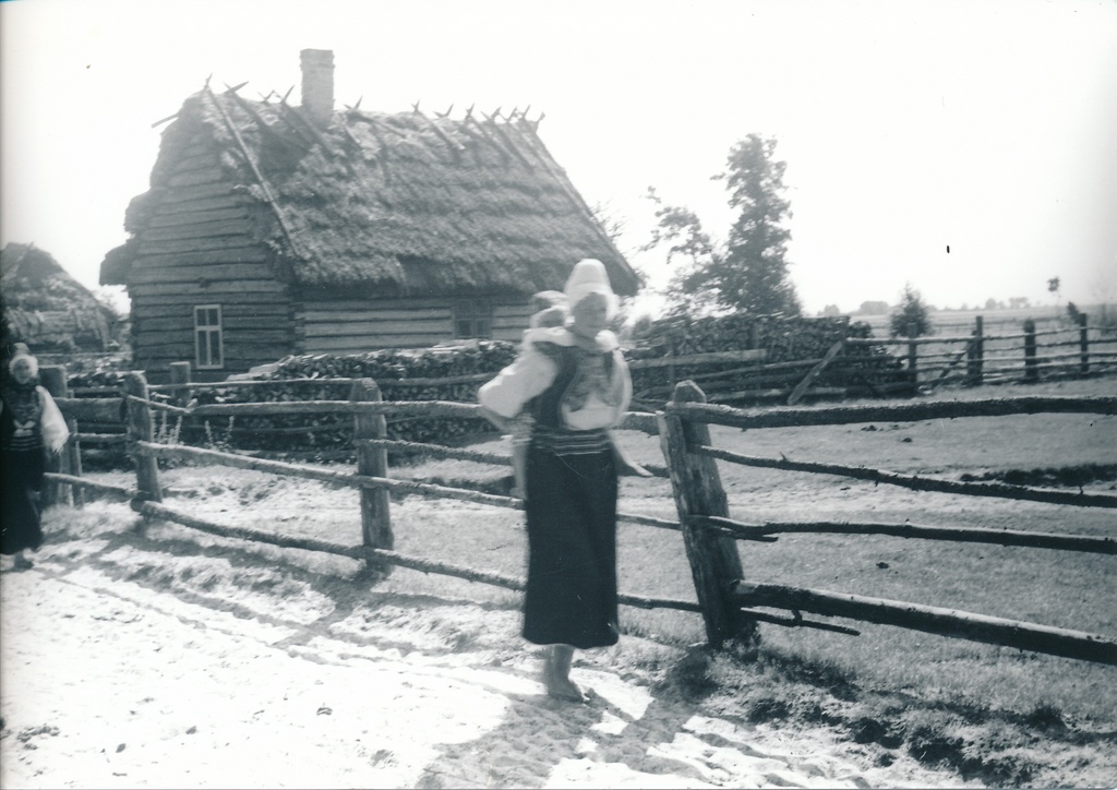 Ruhnu naised külatänaval