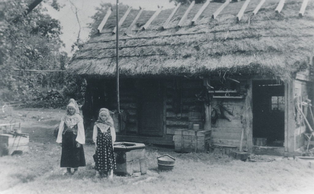 Kaks Ruhnu tüdrukut aida ees