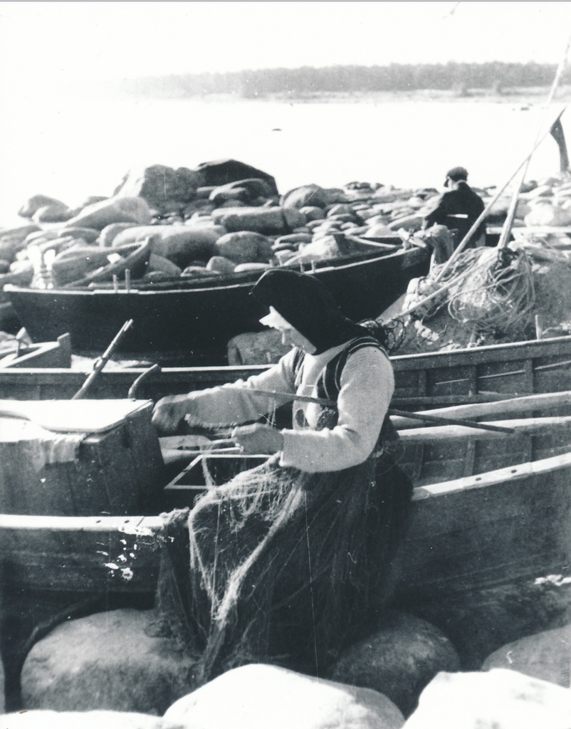 Katarina Lindström võrke puhastamas