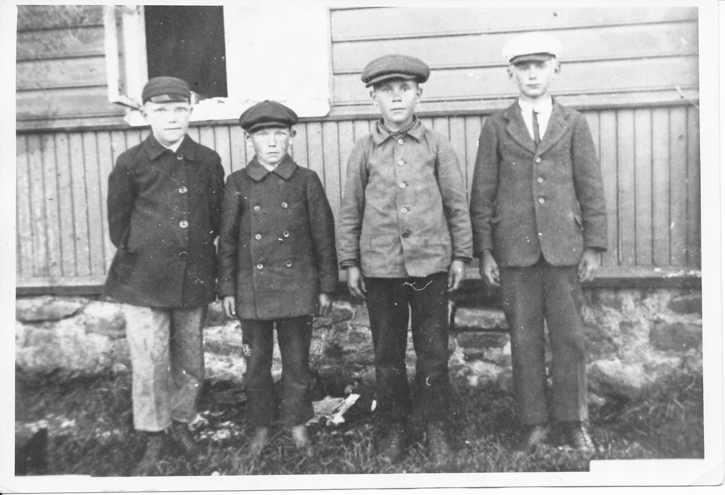 Osmussaare koolipoisse koolimaja ees