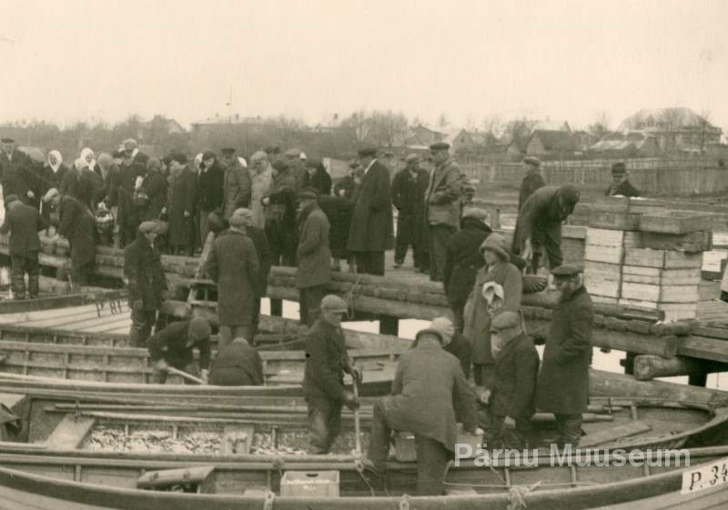 Photo, 1937, early drama boats in Pärnu at the boat bridge right on the shore.