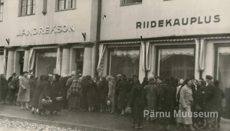 Photo, 1940, Long queue behind the door of J.Andrexon clothing store in Pärnu Vee Street.