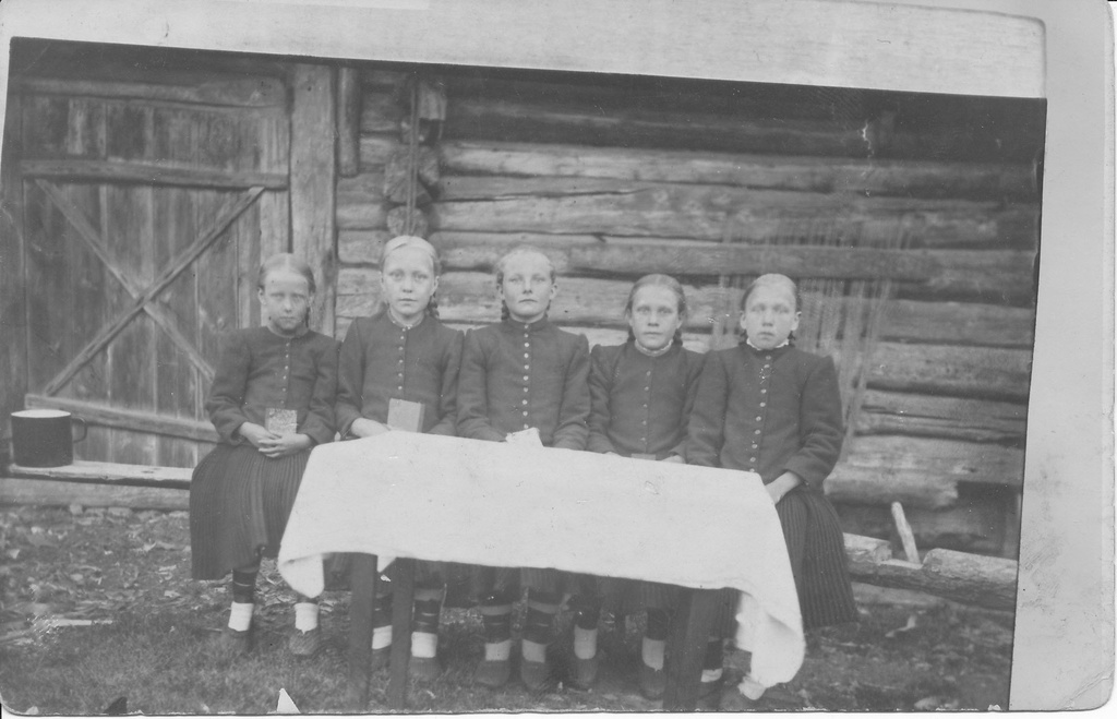 Tüdrukud Sviby kooli lõpetamisel