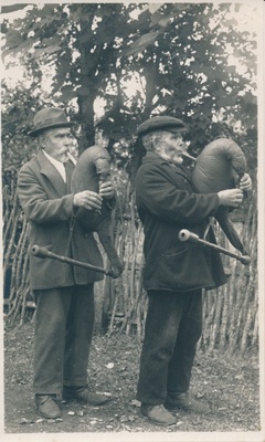 Pillimehed  duplicate photo