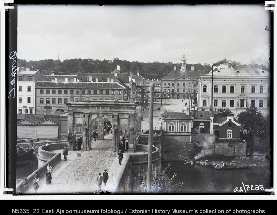 Vaade Kivisillale ja Raekoja platsile