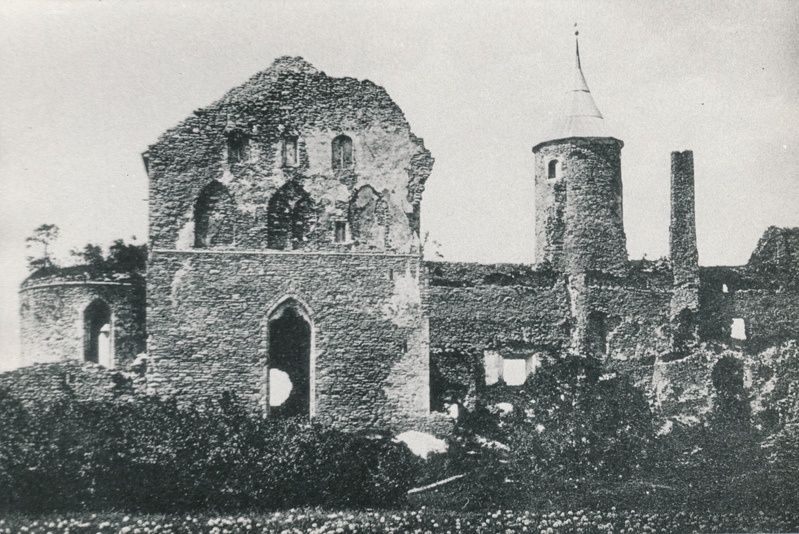 Haapsalu Piiskopilossi vaated