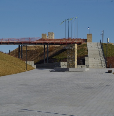 Diplomats walk to Rakvere's fortress evaporates. rephoto