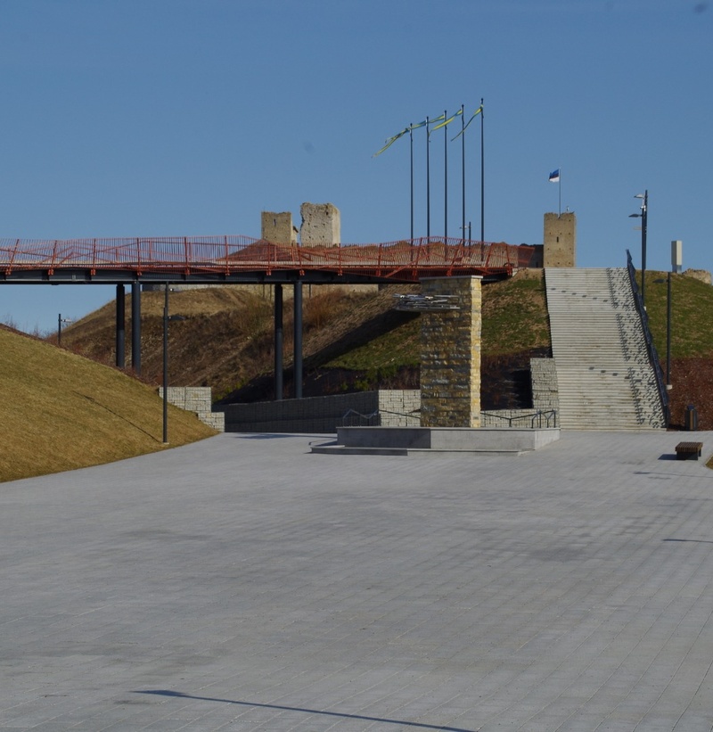 Diplomats walk to Rakvere's fortress evaporates. rephoto