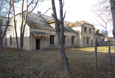 Kunda steam sauna building. The left door became a so-called sauna of Germans, which was intended for officials. There was a dressing room, a washing room and a baker room. In addition to the pink, there were two baths and two showers and bleached sauna baths in the bathroom. The right door became a so-called large sauna for ordinary people. On the back of the sauna there were washing kitchens. On the left side of the house washing kitchen and on the other floor, where washing options were available for washing, as well as for drying the washing room. In the middle of the second floor there was a apartment where a saunaman lived with his family. rephoto