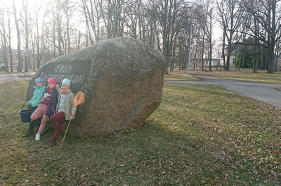 Põltsamaa Ühisgümnaasiumi 70. aastapäeva tähistamine kooli ees mälestuskivi "Eesti talurahvakool 1687" juures rephoto