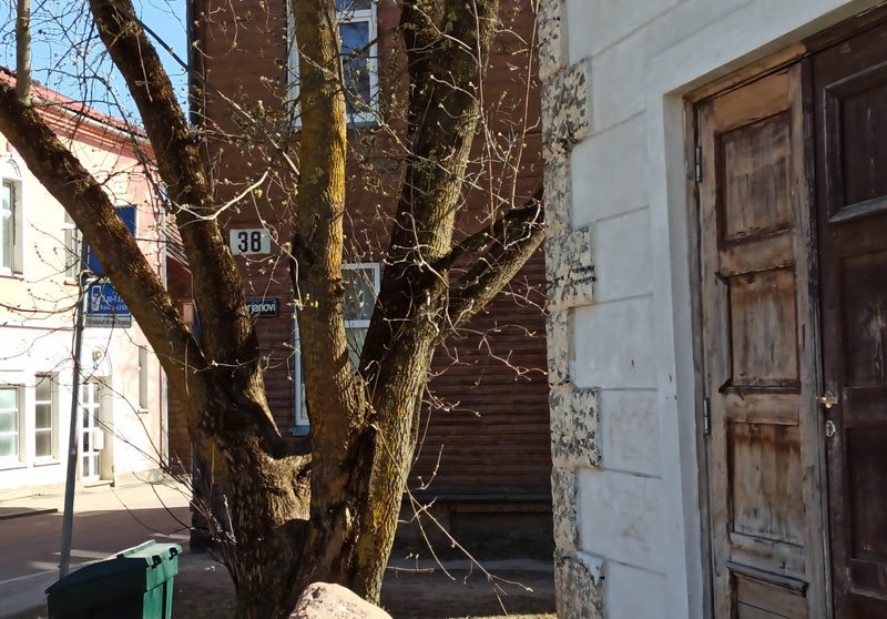 The Ajalehtkiosk at the corner of Heidemann and Kastani Street. rephoto