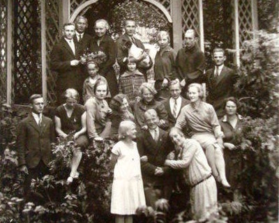 foto,Vahi kodumajanduskoolis 1920-ndail a., pildil ka Anete Tohvelman Lõõlast rephoto