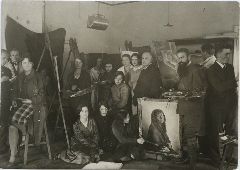 Prof. N. Triik oma ateljee õpilastega kunstikoolis "Pallas" 193  a
