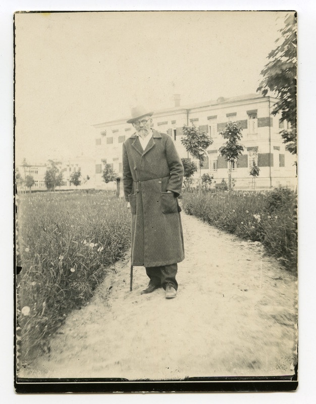 Ants Laikmaa haigekuues Tartus Maarjamõisa kliinikute ees