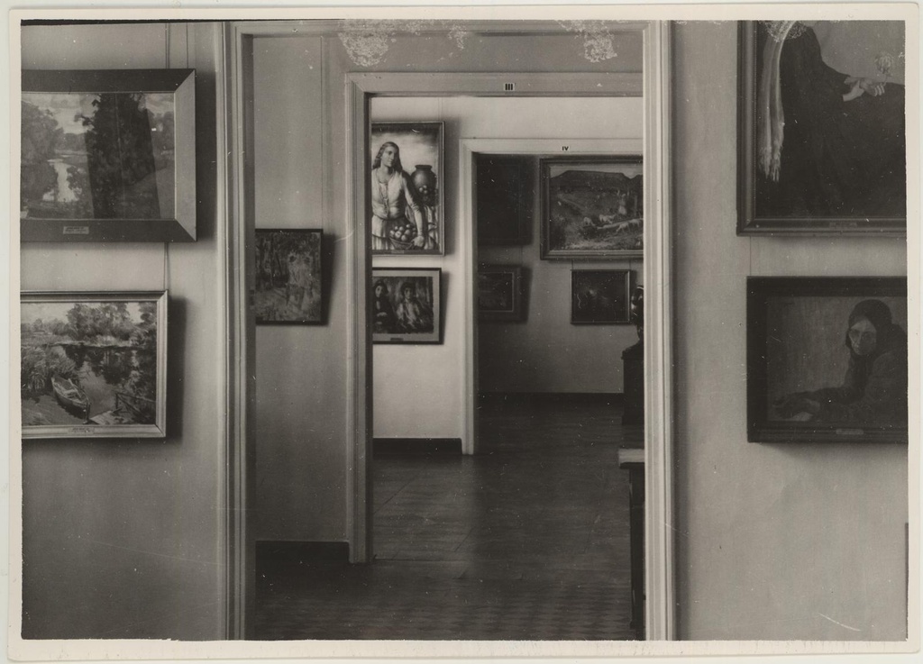 TKM ekspositsioon. Tuba nr. 2 (A. Hitleri pl. 3) K. Mäe, N. Triigi ja J. Koorti, P. Areni, R. Nymani töödega. Vaade toast 2, läbi esiku ja toa 3, tuppa 4