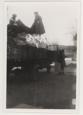 TKM Kunstivarade reevakueerimine Väätsa algkoolist 1946. a. kevadel  duplicate photo