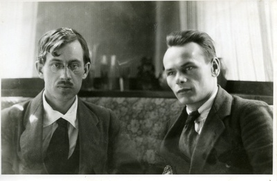 Ado Vabbe (vasemal) ja Henrik Visnapuu (paremal) u. 1920-22  duplicate photo