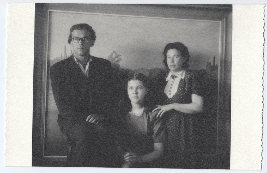 Tartu Riikliku Kunstiinstituudi diplomande 1949. a. Ülo Sooster, Liidia Mark ja Linda Kohk