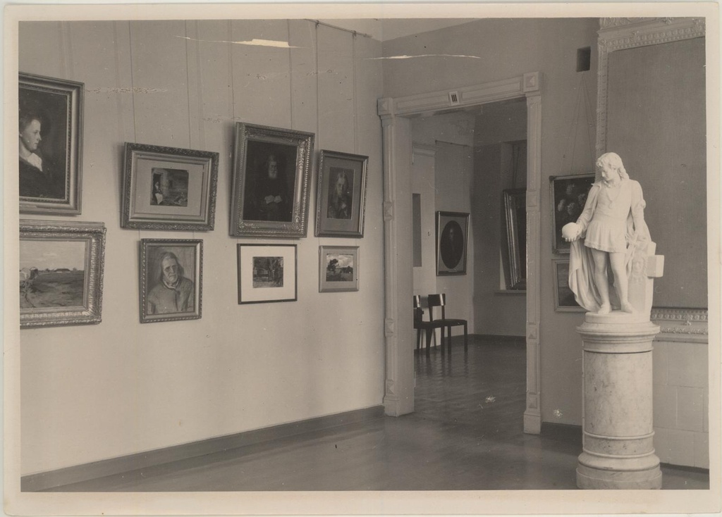 Tartu Riikliku Kunstimuuseumi ekspositsioon: "Nõukogude, eesti ja vene realistliku ja vana kunsti näitus". Vaade eesti kunsti tuppa.