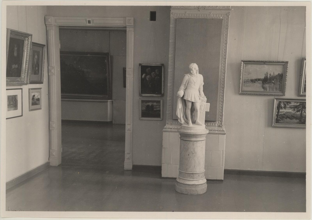 Tartu Riikliku Kunstimuuseumi ekspositsioon "Nõukogude eesti ja vene ning vana kunsti näitus" avati 14. apr. 1951. Vaade eesti tuppa.