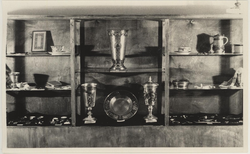 Vaade tarbekunsti näituselt 10.01.1954 - 08.02.1954. Tuba V. Hõbedavitriin