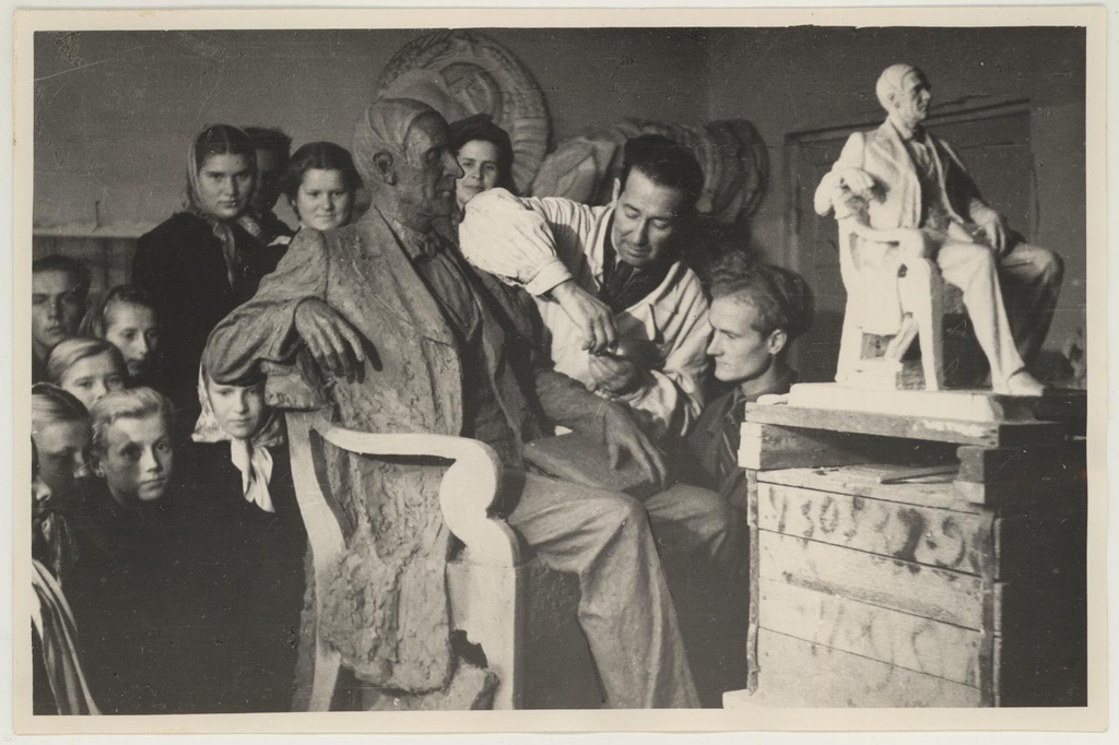 Tartu Riiklik Kunstimuuseum. Ajalugu. Nõo Keskkooli õpilaste külaskäik skulptorite M. Saksa ja E. Taniloo ateljeesse 30.sept.1954.a