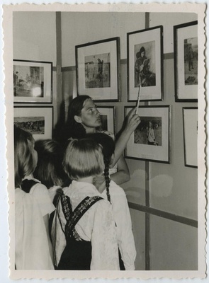 E. Ratnik teenindamas rändnäitust "Nõukogude noored - kommunismiehitajad" Valgemetsa pioneerilaagris suvel, 1959.  similar photo