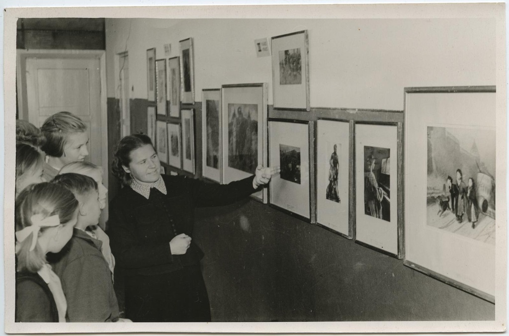 Rändnäitus "Abiks koolidele" Suure-Jaani Keskkoolis, sept. 1959. Esiplaanil H. Kruusmaa.