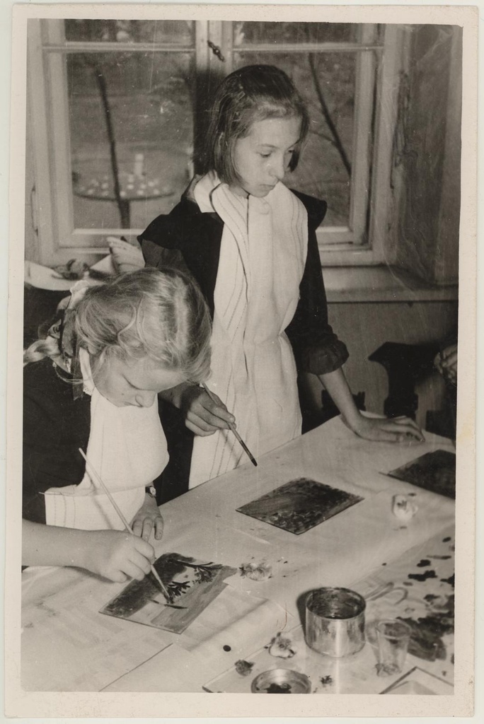 Tartu 5. kunstiajalooring töötamas teemal "Maalitehnikad" veebruaris, 1960.