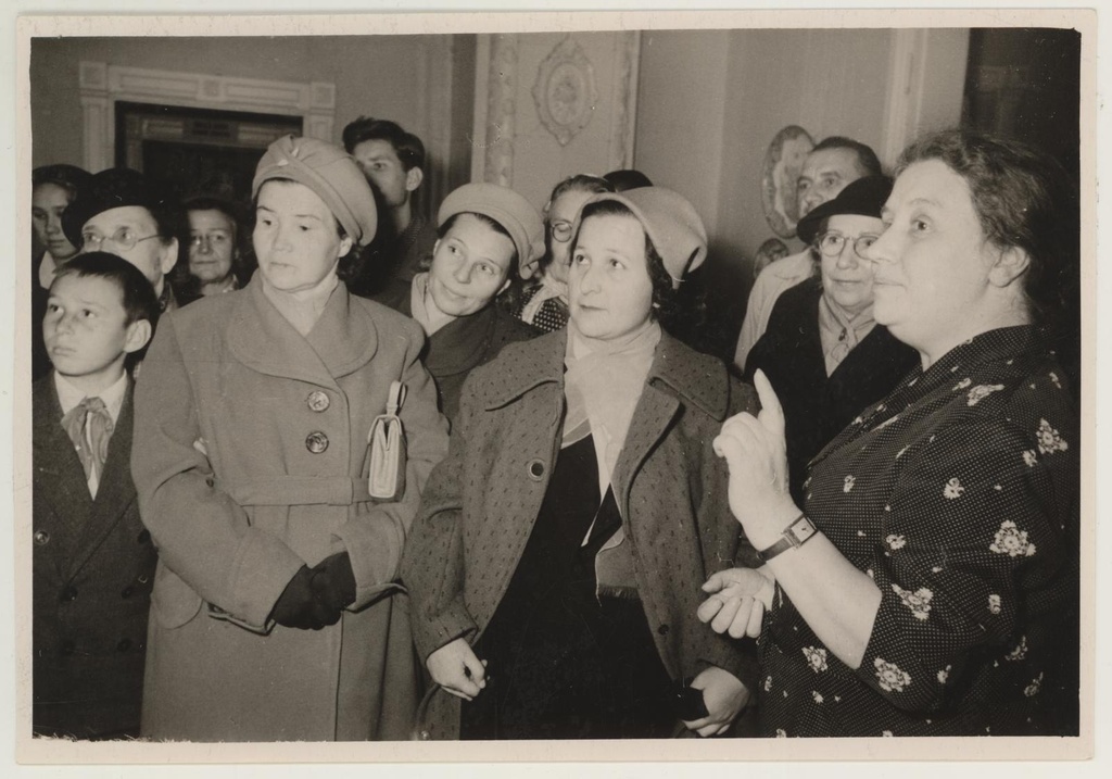 Hiina tarbekunsti näituse avamine 24. sept. 1959. Ees paremal: Riikliku Ermitaaži teaduslik töötaja Rakitina.