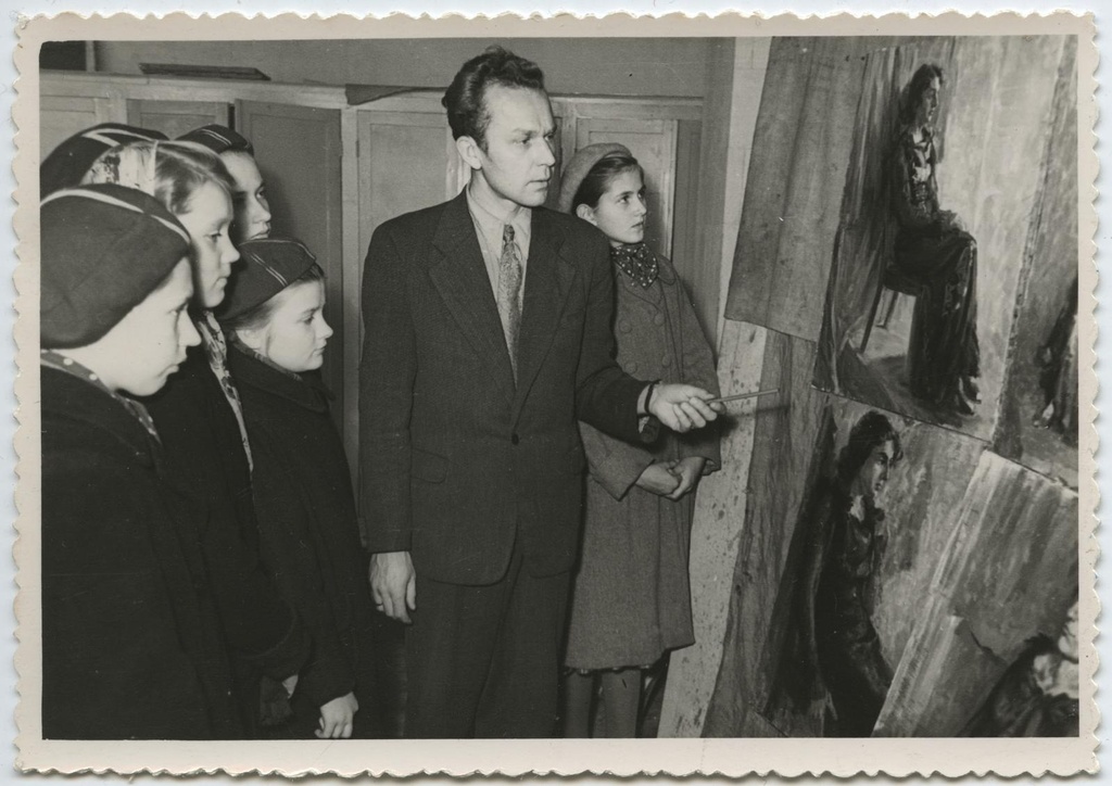 TKM-i kunstiajaloo ringi õppematk Tartu Kujutava Kunsti Kooli maaliateljesse. 15.10.1957