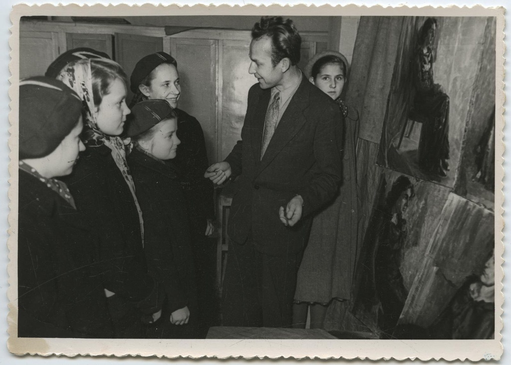 TKM-i kunstiajaloo ringi õppematk Tartu Kujutava Kunsti Kooli maaliateljesse. 15.10.1957