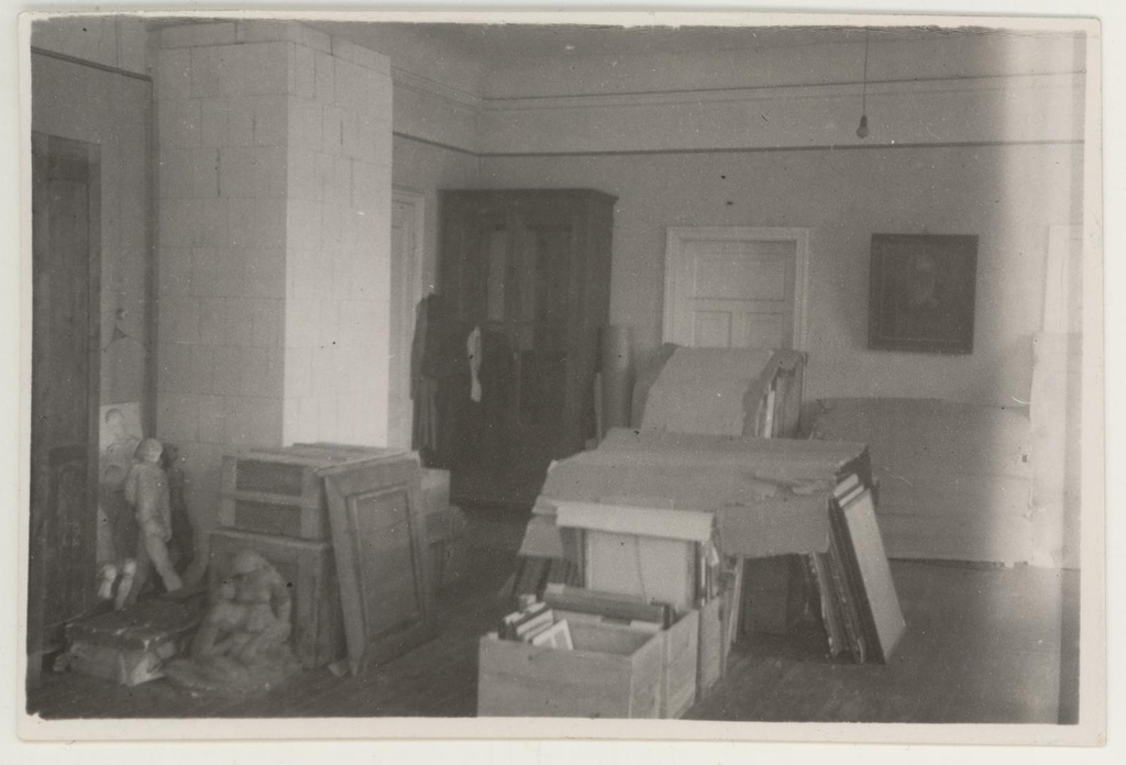 Teoste väljapakkimine 1945. a. Nõukogude väljak 8 (Suurturg)