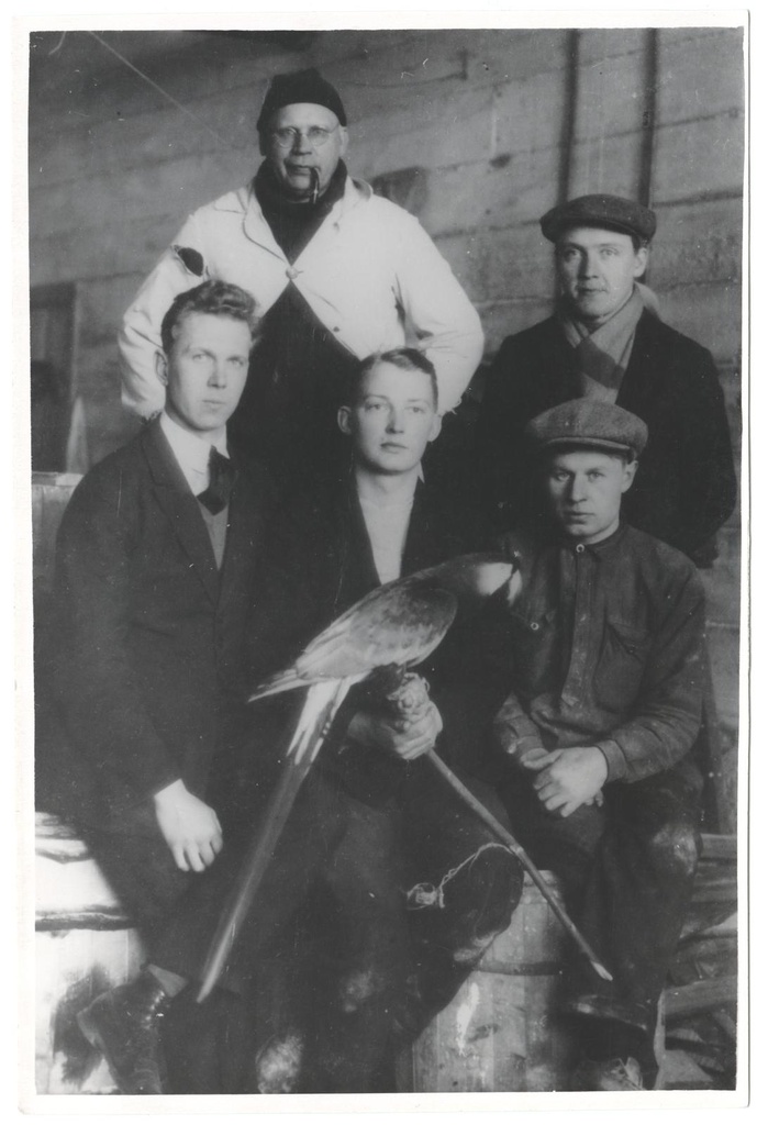 J. Koort abilistega 1927. a. aprilli alul ateljees