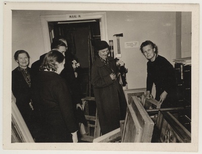 Maalikunstnik Kristjan Tedre mälestusnäituse avamise päeval 16.04.1961 maali-magasinis  duplicate photo