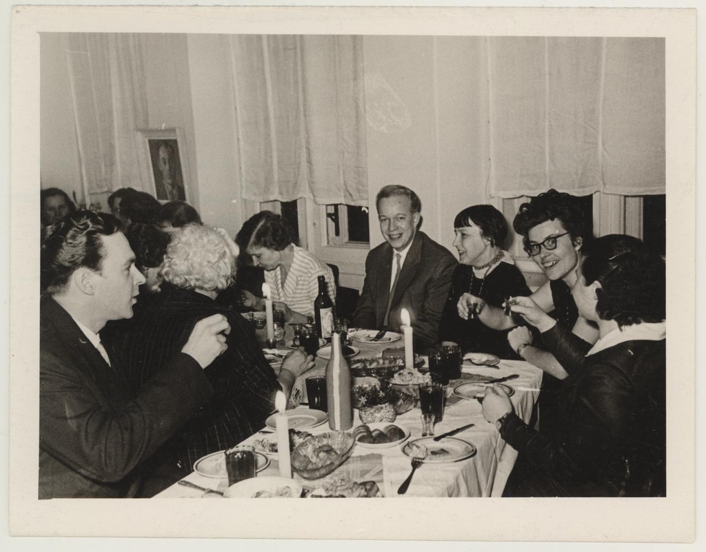 Skulptor Jaan Koordi abikaasa Mari Koordi 70. a. juubeli tähistamine 20. apr 1961. Külalised lauas.