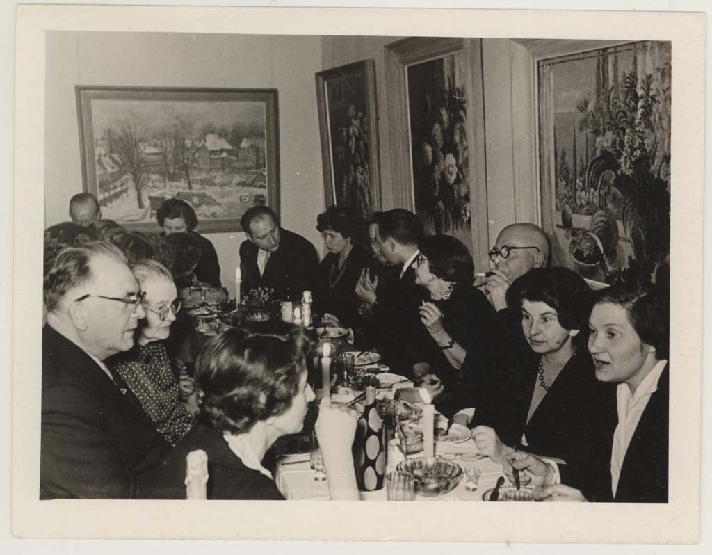 Skulptor Jaan Koordi abikaasa Mari Koordi 70. a. juubeli tähistamine 20. apr 1961. Külalised lauas.