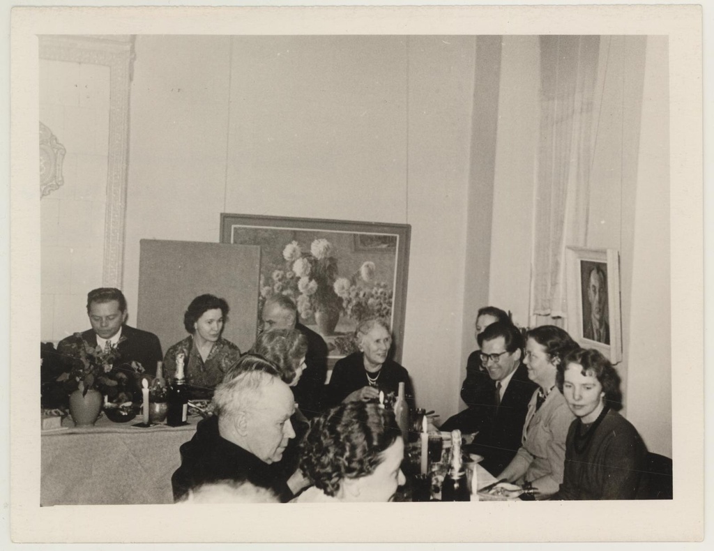 Skulptor Jaan Koordi abikaasa Mari Koordi 70. a. juubeli tähistamine 20. apr 1961. Külalised lauas.