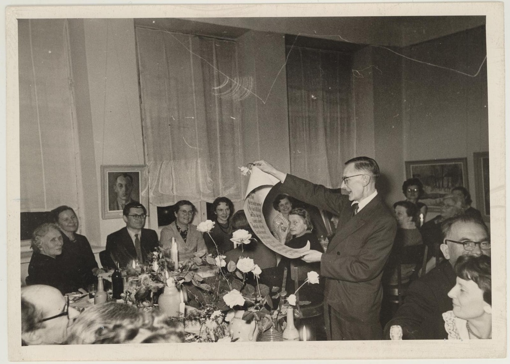 Skulptor Jaan Koordi abikaasa Mari Koordi 70. a. juubeli tähistamine 20. apr 1961. Kunstiteadlane Voldemar Erm loeb ette juubliarile pühendatud oodi.